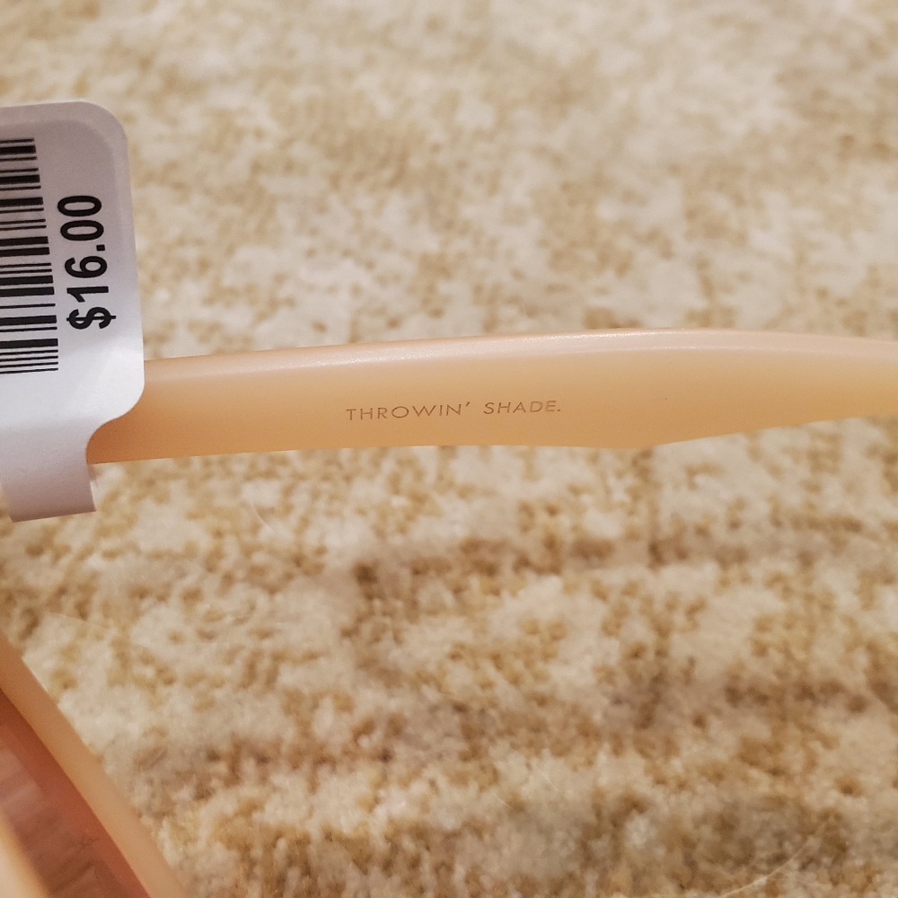 UO Coastal Round Sunglasses - Picture 5 of 6